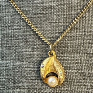 Vintage Cultured Pearl Rhinestones Pendant Gold tone Necklace 16"